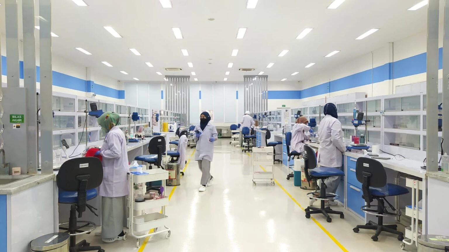 235e2046-99ae-4c38-b792-8d53591412b5-1536x863-1 Unraveling the Secrets of Wardah Cosmetics' 30-Year Success Story