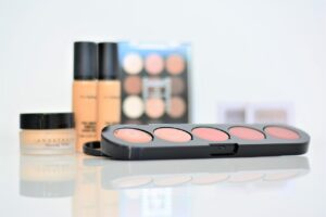 makeup-5643868_1280-300x200 ハラール化粧品市場：2030年に855.82億ドルへ（CAGR 7.43%）